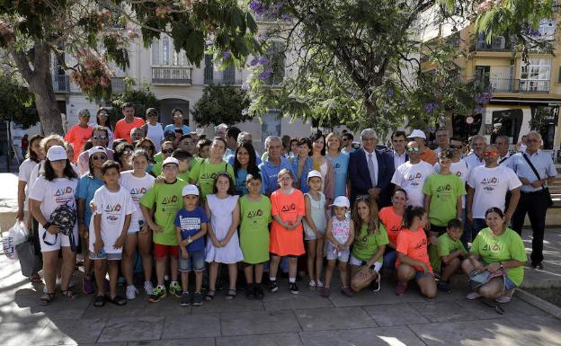 Foto de familia de personas que van a hacer el Camino de Santiago.