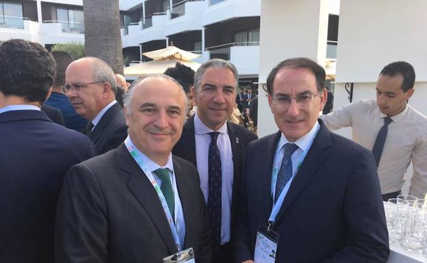 Juan Ignacio Zafra, Elías Bendodo y Javier González de Lara, ayer. 