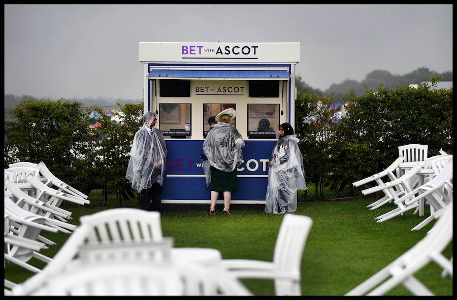 El Festival de carreras de caballos Royal Ascot, uno de los eventos deportivos y sociales más esperados del año en Inglaterra. Un evento que siempre acoge las pamelas más atrevidas. 