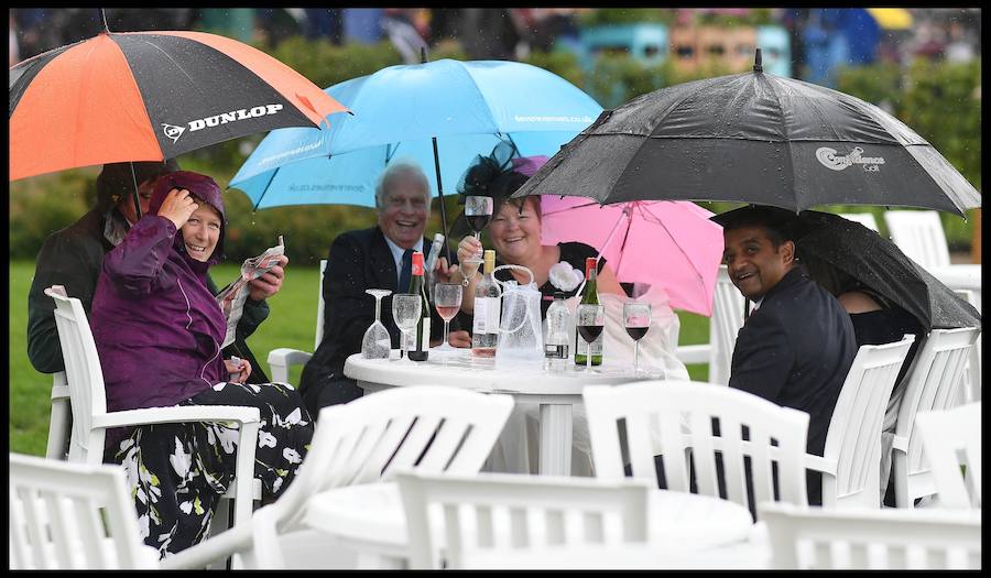 El Festival de carreras de caballos Royal Ascot, uno de los eventos deportivos y sociales más esperados del año en Inglaterra. Un evento que siempre acoge las pamelas más atrevidas. 