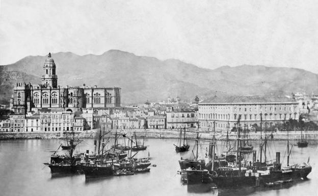 Catedral y Aduana vistas desde la dársena del puerto, hacia 1880. En el grupo de embarcaciones de la izquierda, puede observarse la estiba de un buque mediante barqueo, único medio utilizado entonces en el traslado de mercancías. Foto Archivo Wandre, reproducción de copia sobre papel. 