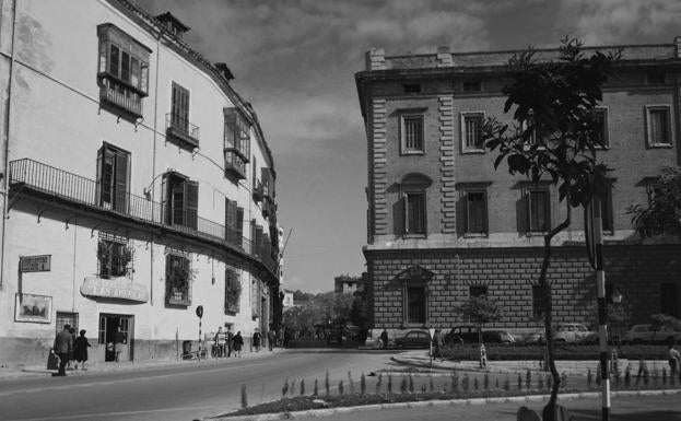 A la izquierda, en los bajos del palacio del conde Villalcázar, el almacén de efectos navales Las Américas, testimonio del comercio marítimo en la antigua Cortina del Muelle. Fondo Bienvernido – Arenas, Archivo Fotográfico Histórico Universidad de Málaga