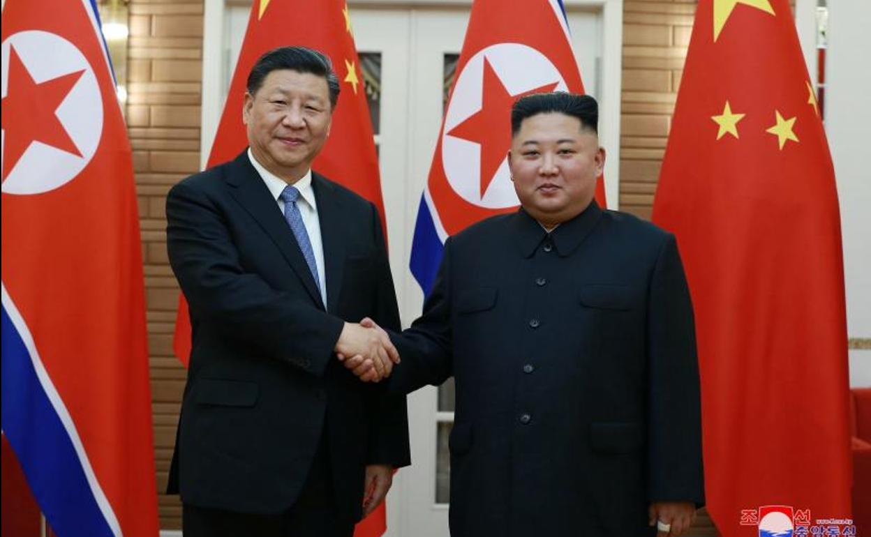 Kim Jong-Un saluda a su homólogo chino, Xi Jinping.