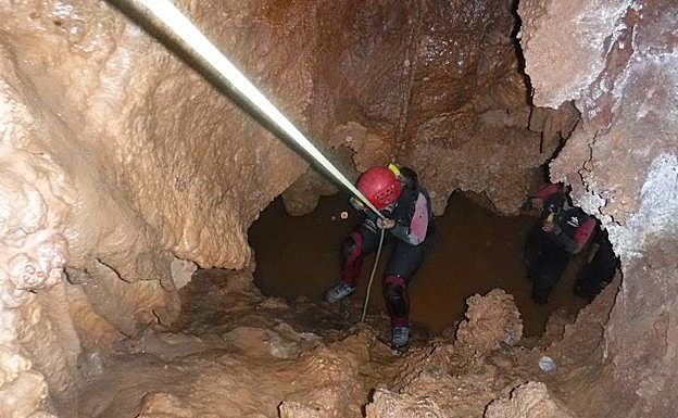 Espeleología en la cueva Excéntrica con Pangea.