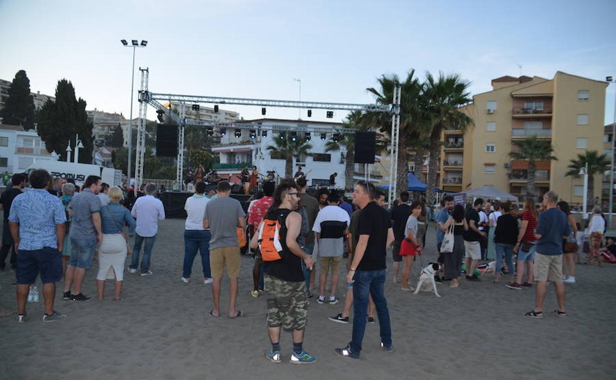 En Rincón de la Victoria los conciertos tienen lugar en la playa del Tajo, junto a los acantilados del Cantal. 