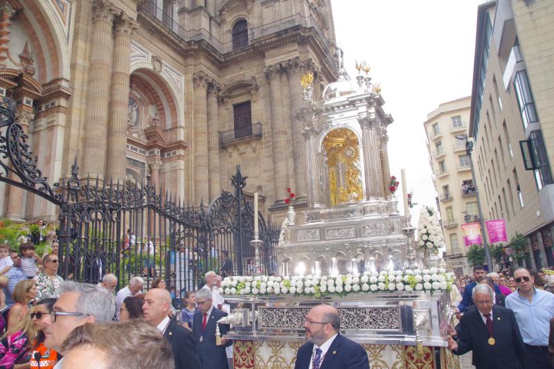 El poco público vuelve a marcar la procesión del Santísimo que visitó los cuatro altares situados en el recorrido