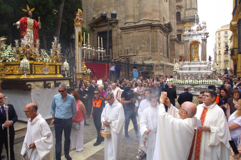 El poco público vuelve a marcar la procesión del Santísimo que visitó los cuatro altares situados en el recorrido