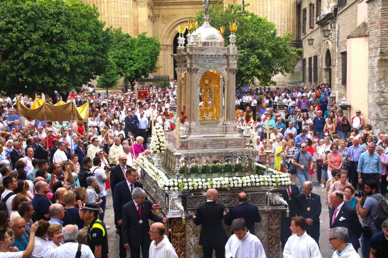 El poco público vuelve a marcar la procesión del Santísimo que visitó los cuatro altares situados en el recorrido