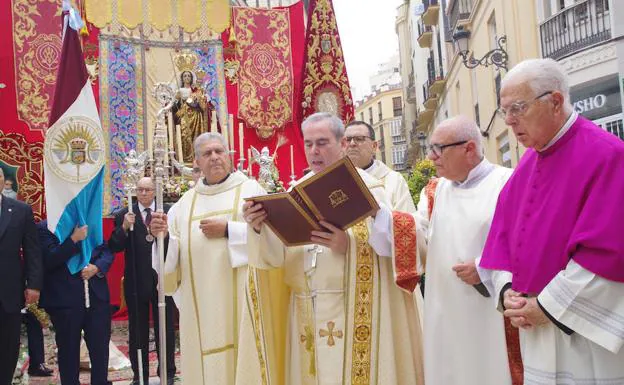 El obispo leyendo la palabra de Dios ante al altar de la Virgen de la Candelaria.