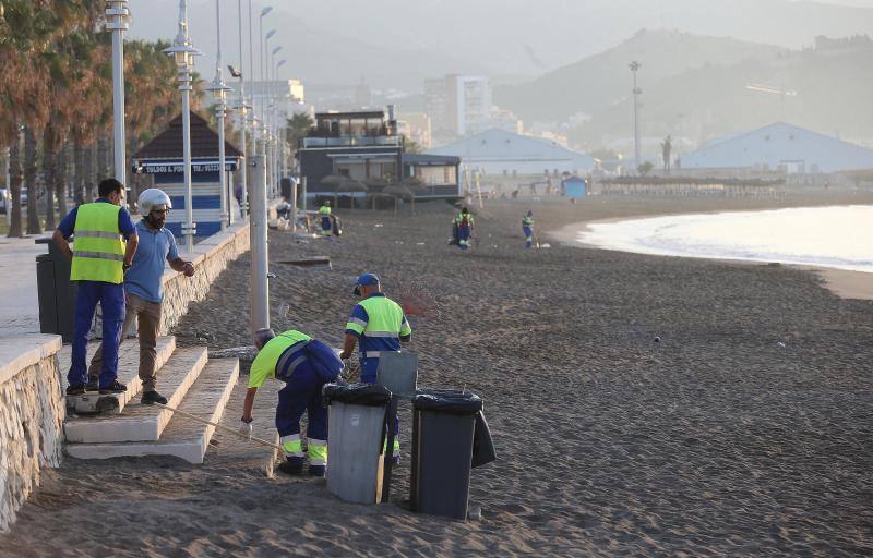 Operarios de Limasa se afanan en retirar los residuos de las miles de personas que cumplieron con la tradición del ritual de la noche de San Juan. En la imagen, operarios en una de las playas sin residuos ya.