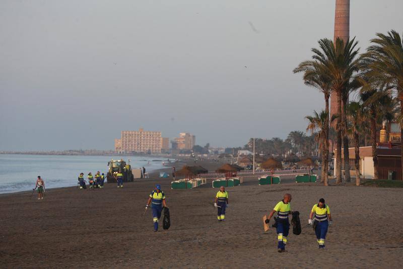 Operarios de Limasa se afanan en retirar los residuos de las miles de personas que cumplieron con la tradición del ritual de la noche de San Juan. En la imagen, una de las playas sin residuos ya.