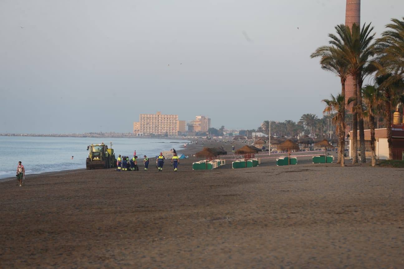 Operarios de Limasa se afanan en retirar los residuos de las miles de personas que cumplieron con la tradición del ritual de la noche de San Juan. En la imagen. la playa de la Misericordia limpia tras la actuación de Limasa