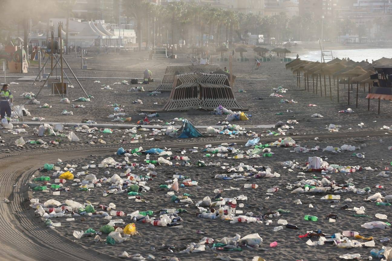 Operarios de Limasa se afanan en retirar los residuos de las miles de personas que cumplieron con la tradición del ritual de la noche de San Juan. En la imagen, residuos acumulados en la playa de la Malagueta.