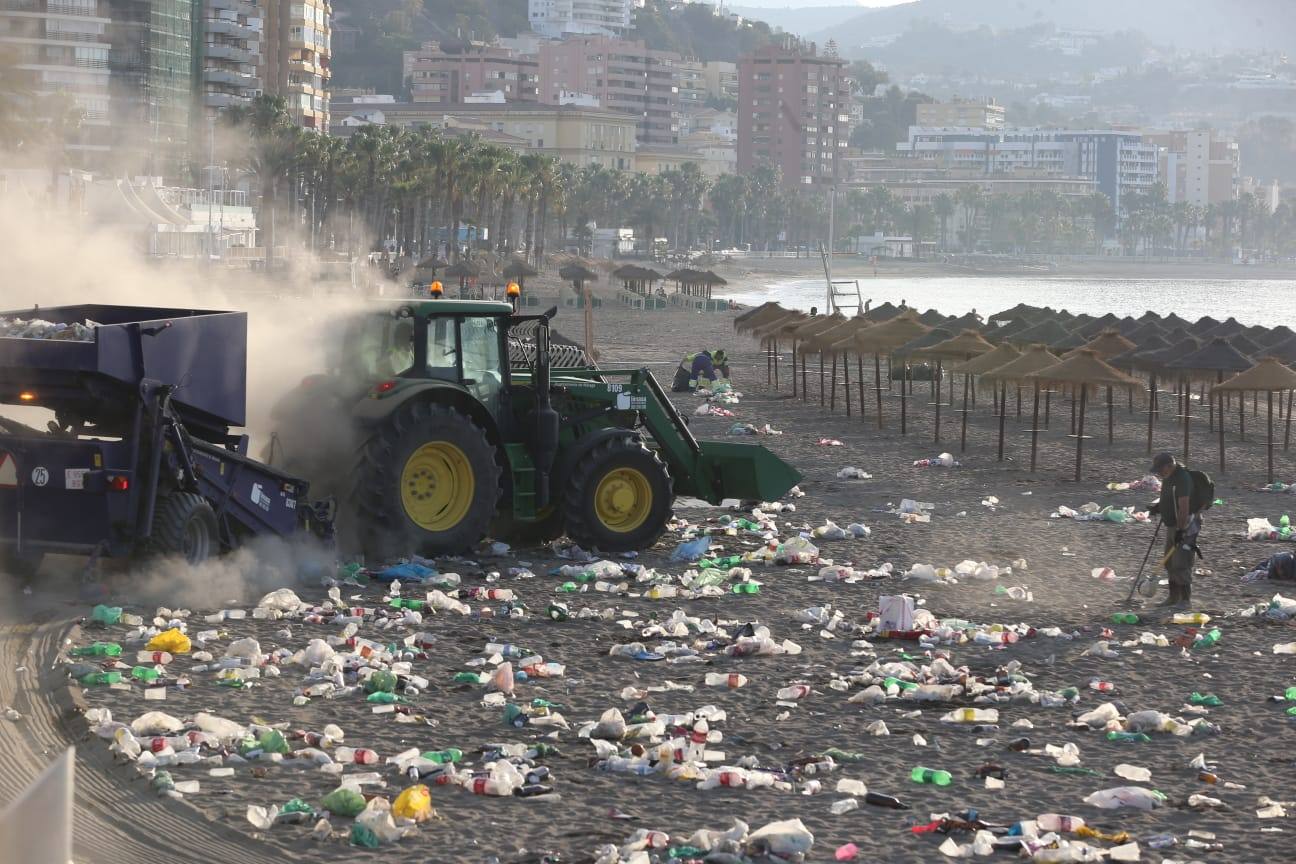 Operarios de Limasa se afanan en retirar los residuos de las miles de personas que cumplieron con la tradición del ritual de la noche de San Juan. En la imagen, residuos acumulados en la playa de la Malagueta.