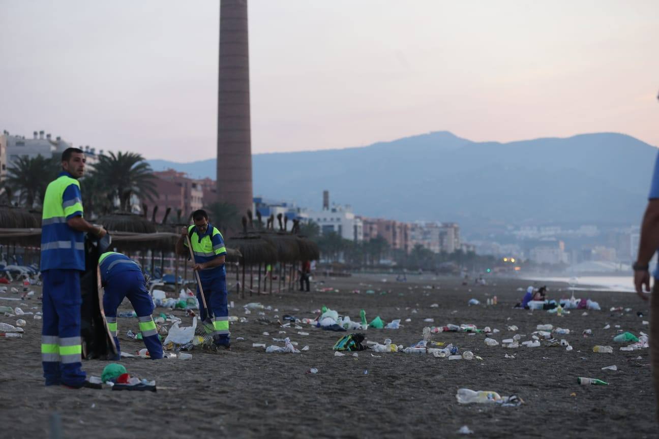 Operarios de Limasa se afanan en retirar los residuos de las miles de personas que cumplieron con la tradición del ritual de la noche de San Juan. En La imagen, operarios trabajando en la Misericordia.