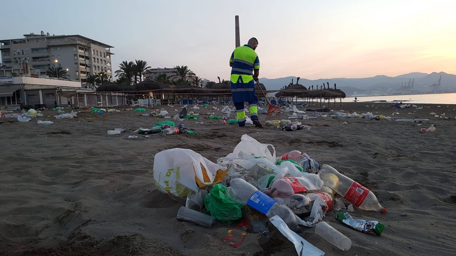 Operarios de Limasa se afanan en retirar los residuos de las miles de personas que cumplieron con la tradición del ritual de la noche de San Juan. En La imagen, operarios trabajando en la Misericordia.