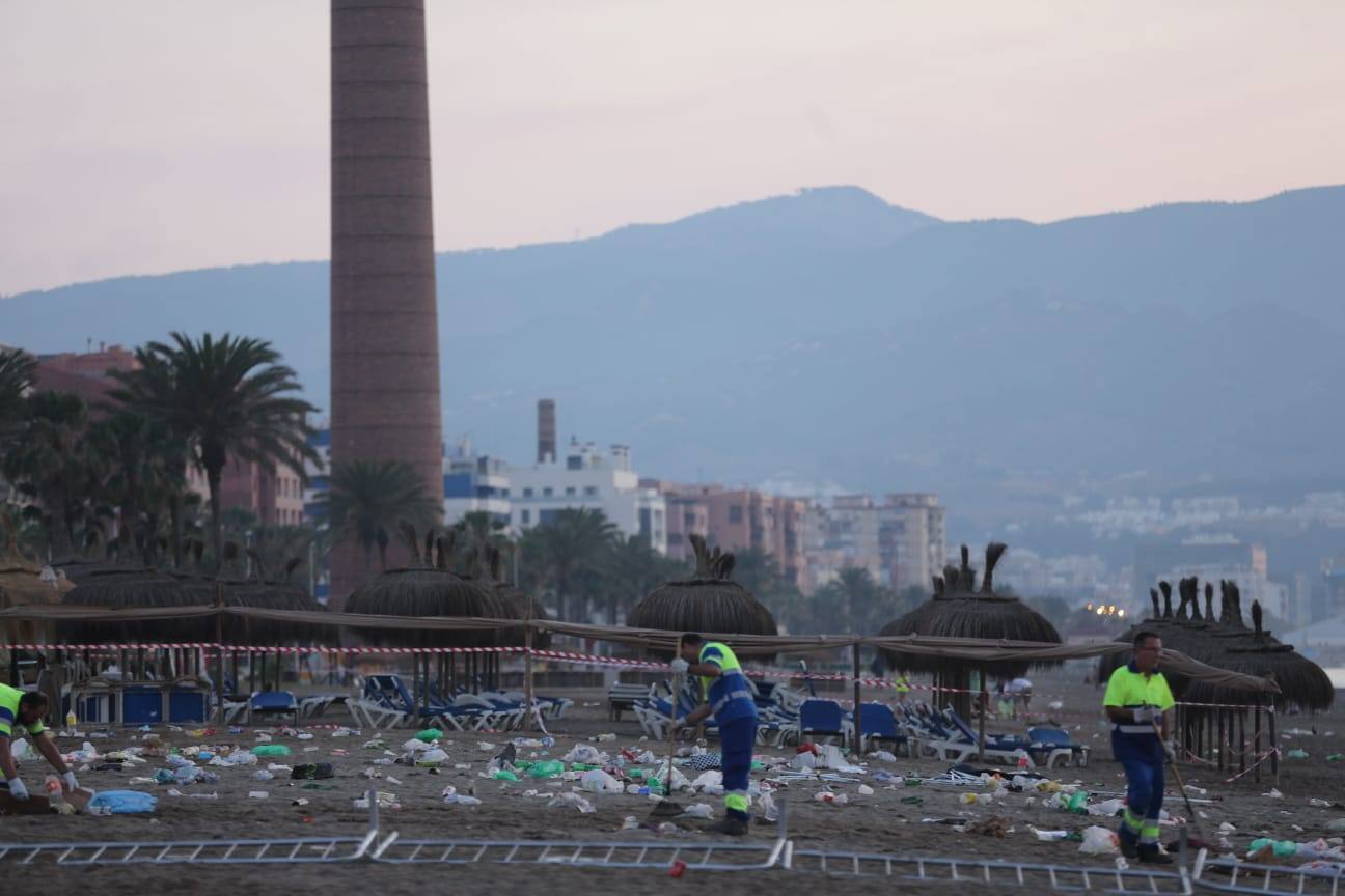 Operarios de Limasa se afanan en retirar los residuos de las miles de personas que cumplieron con la tradición del ritual de la noche de San Juan. En La imagen, operarios trabajando en la Misericordia.