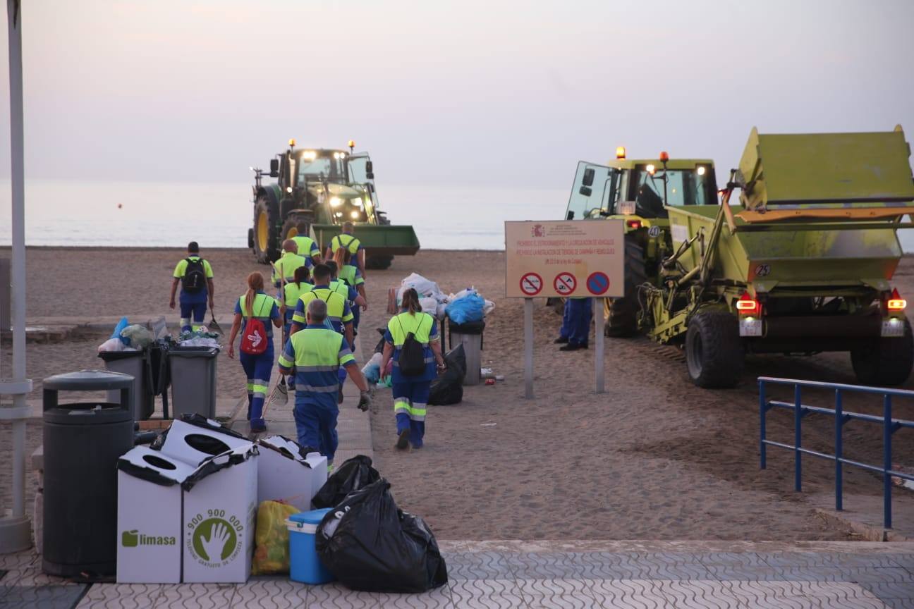 Operarios de Limasa se afanan en retirar los residuos de las miles de personas que cumplieron con la tradición del ritual de la noche de San Juan. En La imagen, operarios trabajando en la Misericordia.