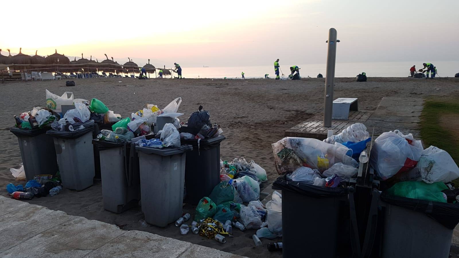 Operarios de Limasa se afanan en retirar los residuos de las miles de personas que cumplieron con la tradición del ritual de la noche de San Juan. En La imagen, operarios trabajando en la Misericordia.