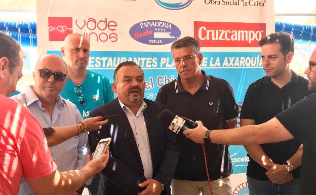 Empresarios y autoridades, este lunes en la playa de Burriana.