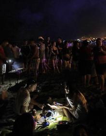 Imagen secundaria 2 - Ambiente festivo en la playa de la Salida de Marbella. Gran hoguera en la playa de Burriana de Nerja. El público se situó cerca del 'júa' de La Misericordia. 