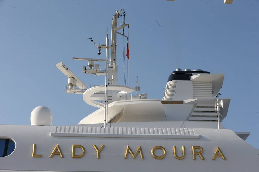 El 'Lady Moura', uno de los barcos más lujosos del mundo y habitual de estas aguas, está atracado desde ayer en el muelle 2, junto al Palmeral de las Sorpresas