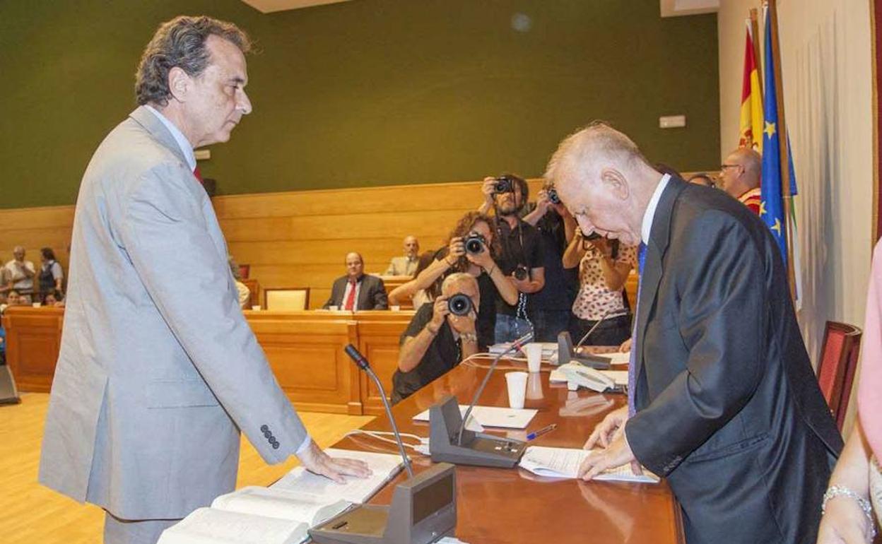 Ortiz y Fernández Montes, durante el pleno de investidura de 2015. 