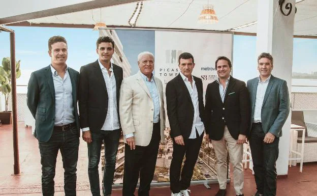Antonio Banderas junto con los promotores de Picasso Towers. 