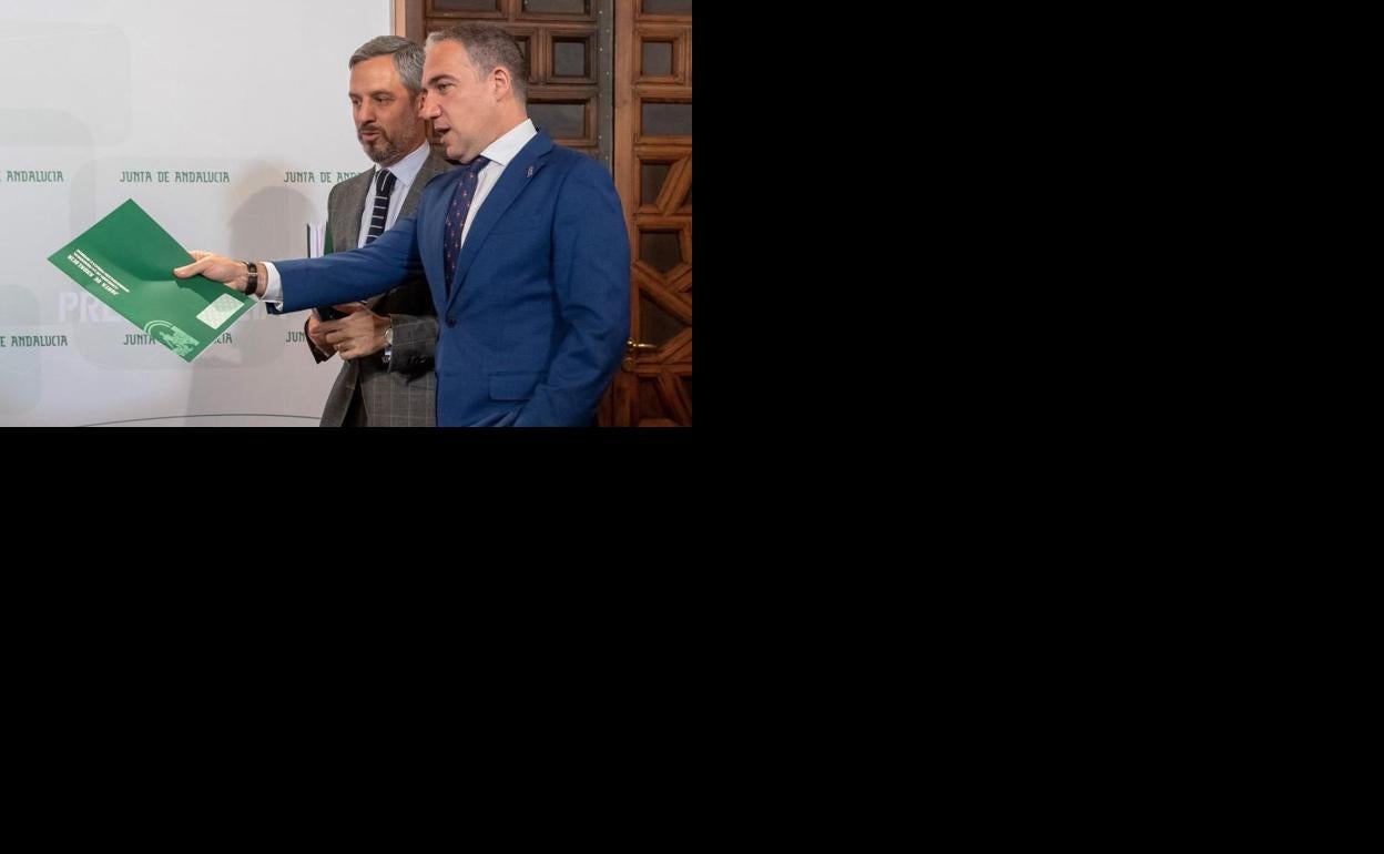 El consejero andaluz de Presidencia, Elías Bendodo, y el de Hacienda, Juan Bravo, en una imagen de archivo.