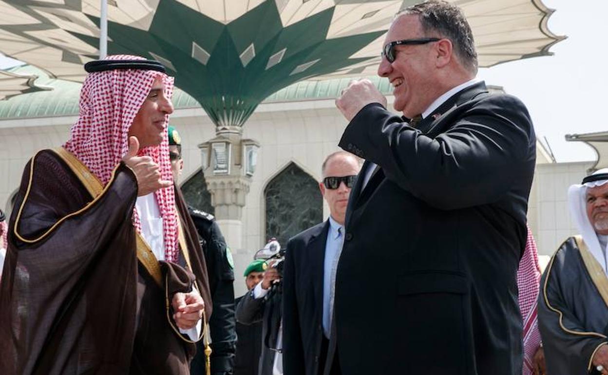 El secretario de Estado de Estados Unidos, Mike Pompeo, (d) con el ministro saudí de Asuntos Exteriores, Affairs Adel al-Jubeir. 