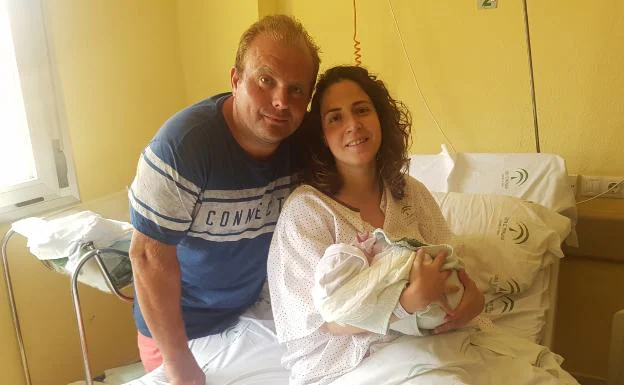 Antonio y Jessica con su bebe ya en planta del Hospital Comarcal de la Axarquía 