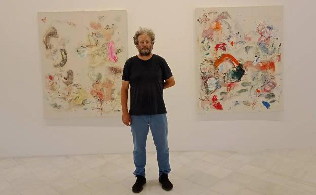 Cristóbal Ortega, junto a dos de las obras que componen la muestra 'Lezamar'. 
