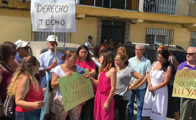 Ana Isabel Hachutegui, este miércoles a las puertas del edificio atendiendo a TVE. 