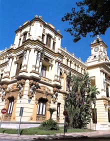 Imagen secundaria 2 - Fachada del cine Goya, entrada al antiguo cine Echegaray y el Ayuntamiento de Málaga. 