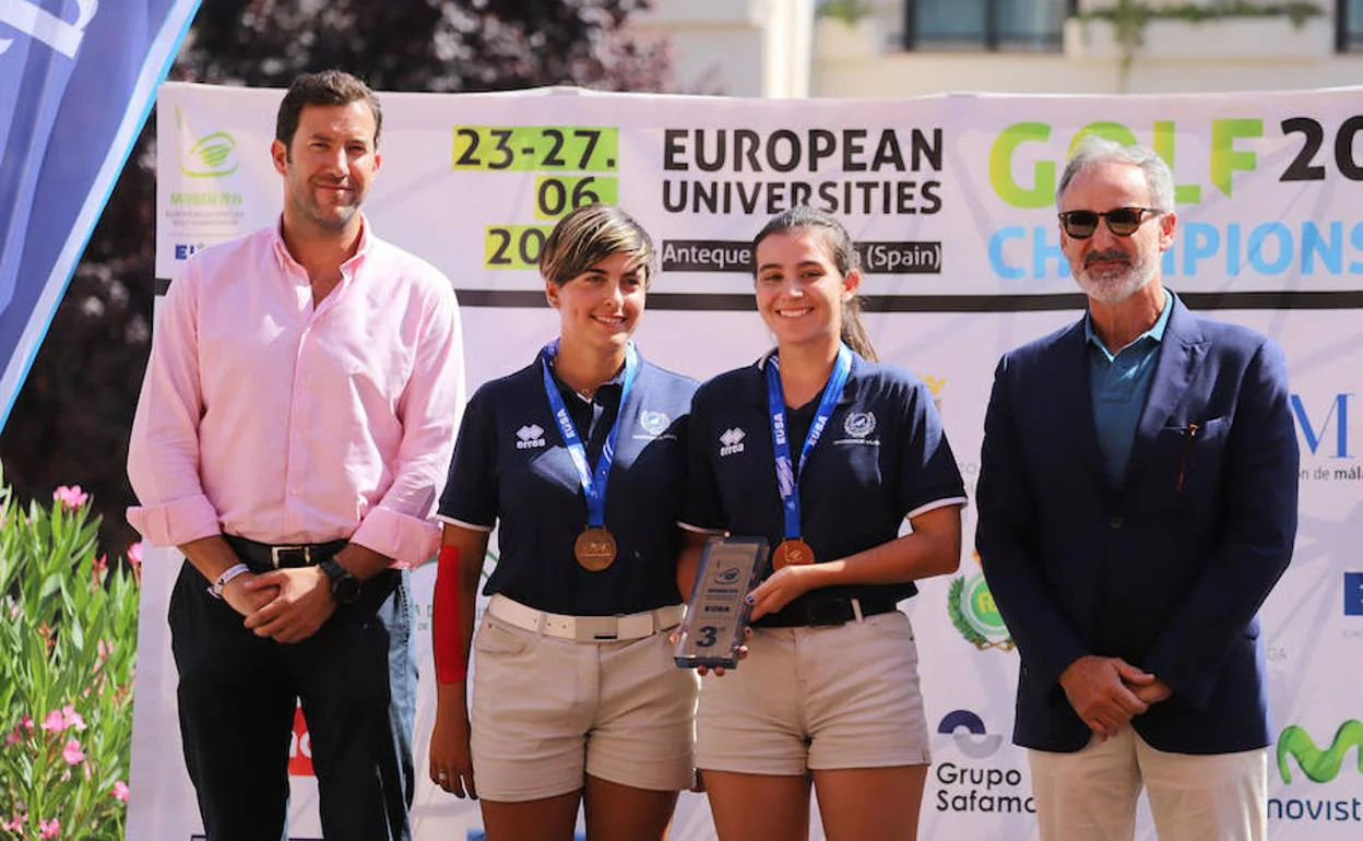 Esperanza Serrano Torres y Carmen García Gámez, representantes de la UMA, con su medalla de bronce por equipos. 