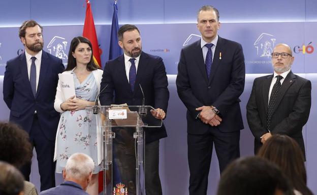 El líder de Vox, Santiago Abascal (c), acompañado por los diputados Iván Espinosa de los Monteros (i), Macarena Olona, Francisco Javier Smith y el senador Franciso José Alcaraz (d), durante la rueda de prensa ofrecida este jueves en el Congreso.