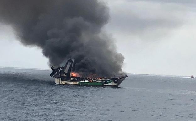 Un barco de arrastre se hunde tras declararse un incendio a bordo frente a las costas de Benajarafe