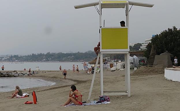 Un total de 16 torres de vigilancia se reparten este año por el litoral de Marbella. 