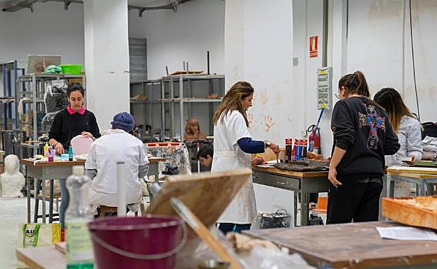 Estudiantes, en la Facultad de Bellas Artes de la Universidad.