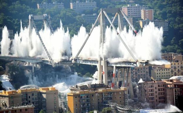 Momento de la demolición del puente Morandi.