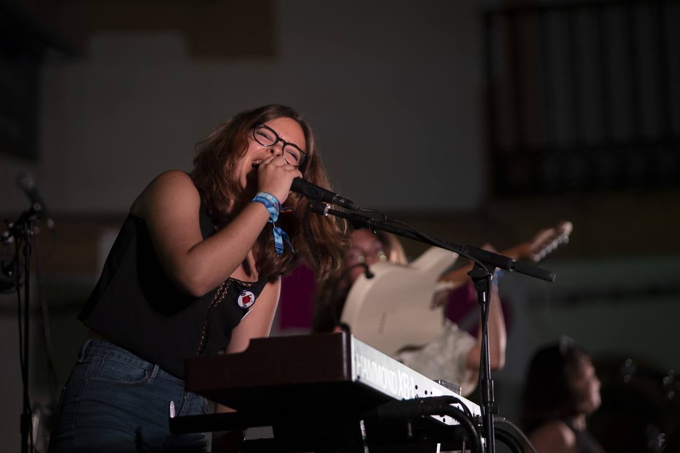 Los amantes del 'indie' toman el municipio de Ojén en la duodécima edición de su festival. Imagen de la jornada del viernes