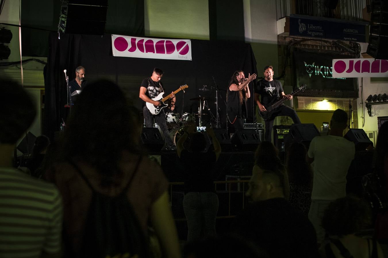 Los amantes del 'indie' toman el municipio de Ojén en la duodécima edición de su festival. Imagen de la jornada del viernes