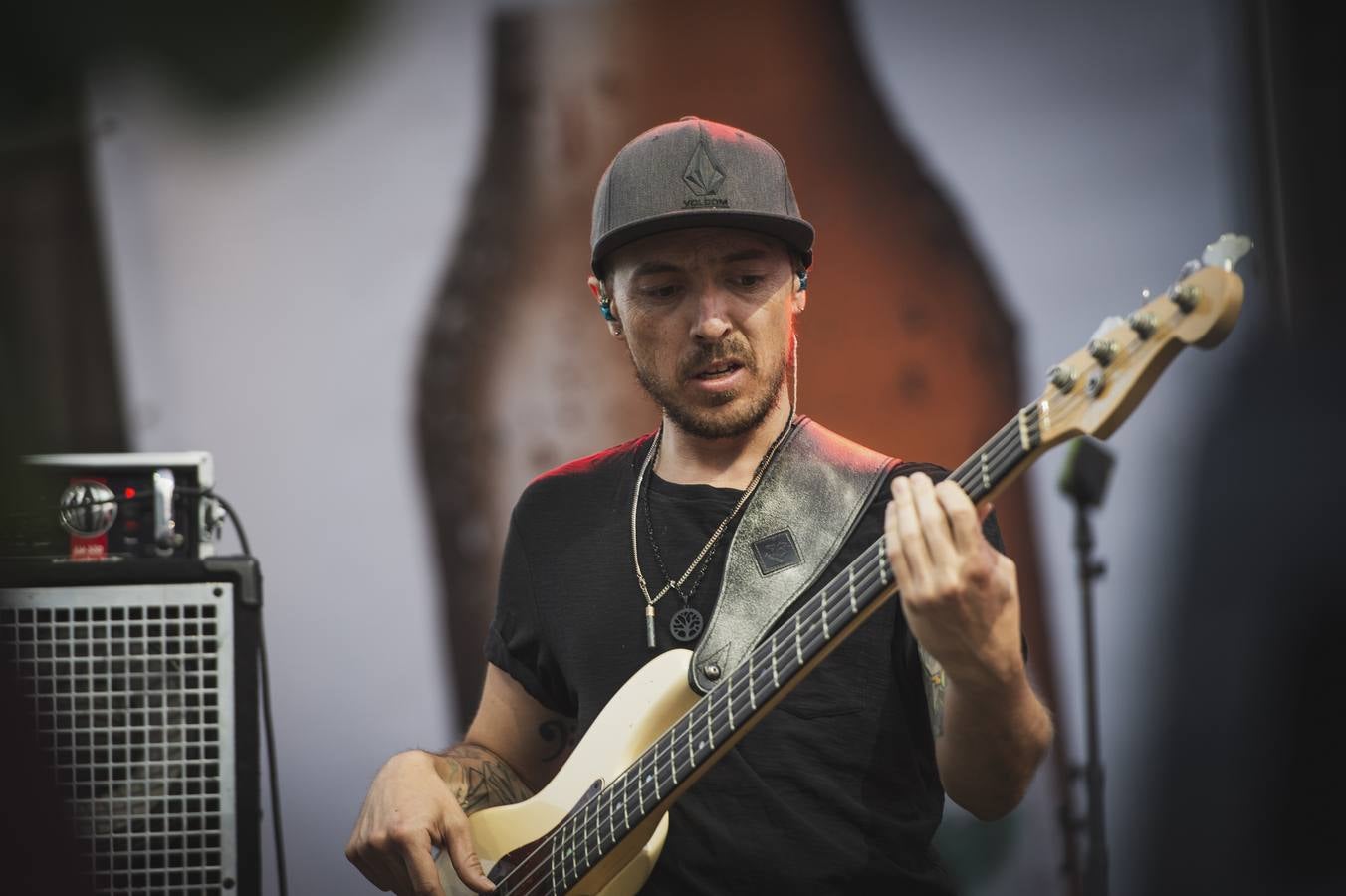 Los amantes del 'indie' toman el municipio de Ojén en la duodécima edición de su festival. Imagen de la jornada del viernes