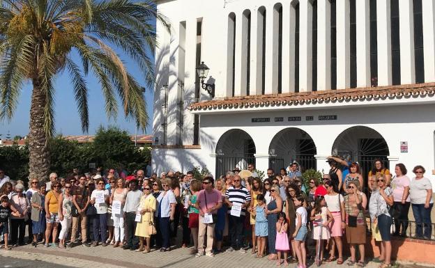 Concentración celebrada esta mañana en apoyo al sacerdote 