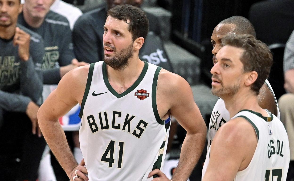 Nikola Mirotic (i), junto a Pau Gasol durante un partido de los Bucks.