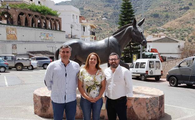 Ángela Pérez, el pasado verano junto a los diputados Antonio Yuste y Manuel Chicón, en Arenas. 