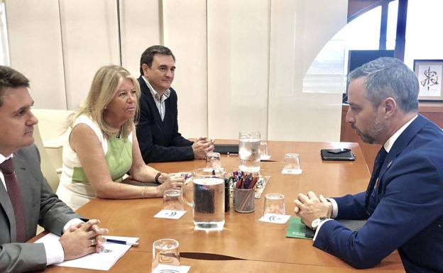 La alcaldesa de Marbella, junto a Félix Romero, en la reunión con el consejero Juan Bravo. 