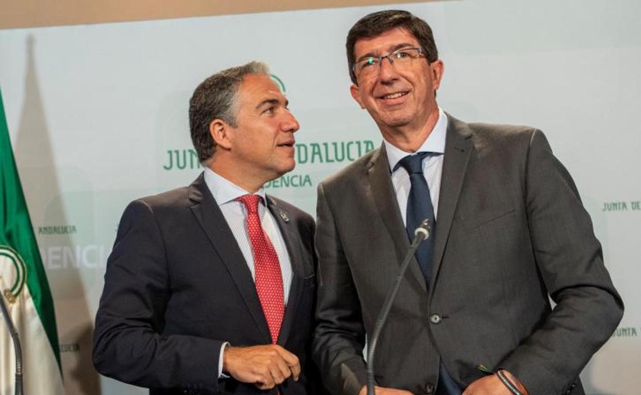 El vicepresidente del Ejecutivo andaluz, Juan Marín (d), y el consejero de Presidencia, Elías Bendodo, a su llegada a su comparecencia tras la reunión que el Consejo de Gobierno de la Junta ha celebrado hoy en Sevilla.