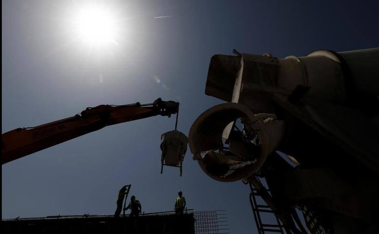 Trabajadores de una obra a pleno sol.