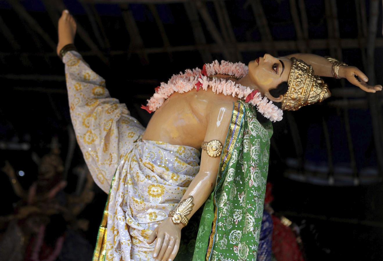 Una figura que representa al dios Vishnu decora una de las carroza en la víspera de la celebración de la fiesta Jagannath Rath Yatra en Calcuta